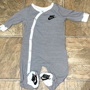Nike oncie size 6months